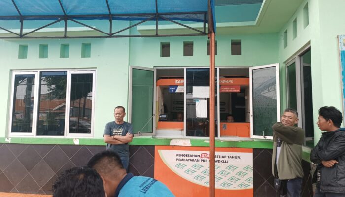 Satlantas Polres Karawang Layani Pajak Kendaraan Masyarakat melalui Gerai Samades