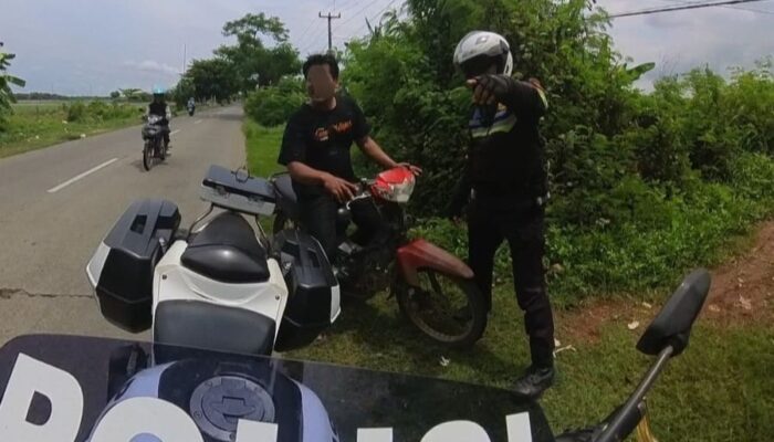 Unit Kamsel Satlantas Polres Karawang Bina Etika Berlalu Lintas Kepada Pengendara Roda Dua