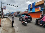 Polantas di Karawang Atur Lalu Lintas, Guna Cegah Kemacetan di Jalan Raya