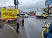 Satlantas Polres Karawang Lakukan Penyortiran Sumbu 3 ke Atas saat Long Weekend