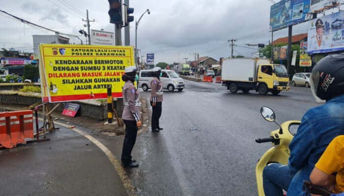 Satlantas Polres Karawang Lakukan Penyortiran Sumbu 3 ke Atas saat Long Weekend