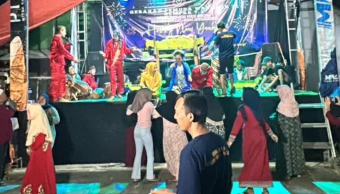 Gerakan pemuda Walahar 7.2 ( GEMPAR )Bersama H.Deby Mengelar seni Budaya dan makan bersama Di akhir Tahun 2024 Menyambut 2025*
