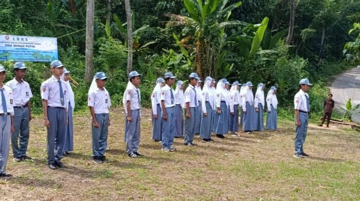 SMK merah putih kan Bekasi mengadakan Latihan Dasar kepimpinan siswa di Puncak Sempur loji  di pimpin Kepsek Wiwin Widhawati,S.P.d, M.Si
