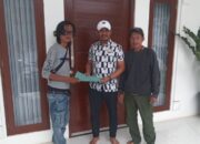 LPM Kecamatan Setu Menggandeng Anggota DPRD Sarip Marhendi Dalam Membantu Rumah Bu Onih Melalui Program BAZNAS Kabupaten Bekasi.