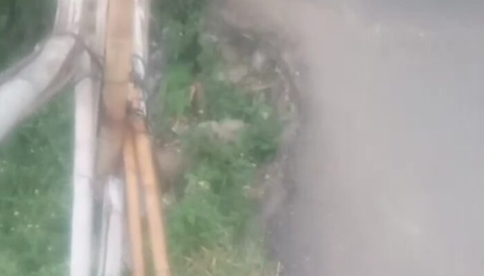 Jalan Dekat Palang Pintu Kereta Purwasari Ambrol, Pengendara Terancam Bahaya