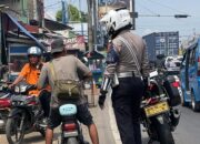 Polantas Tegur Seorang Warga di Karawang, Gunakan Sepeda Listrik di Jalan Raya