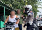 Personel Satlantas Polres Karawang Tegur Pelanggar Kamseltibcarlantas dengan Humanis