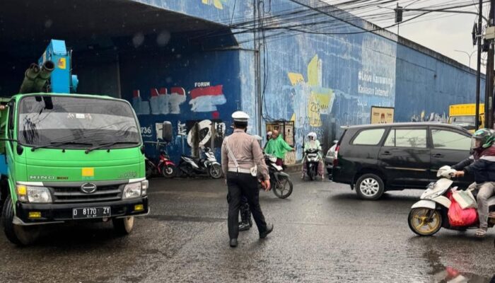 Tingkatkan Gatur Pagi! Polantas di Karawang Atasi Kemacetan saat Jam Kerja