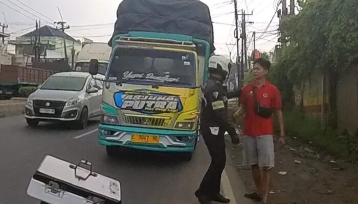 Polantas Bantu Sopir Truk yang Alami Mogok di Jalan Raya Kosambi, Karawang
