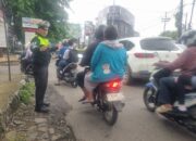 Polantas di Karawang Atasi Kepadatan Lalu Lintas Disaat Jam Kerja