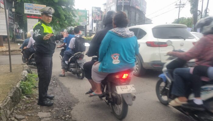 Polantas di Karawang Atasi Kepadatan Lalu Lintas Disaat Jam Kerja