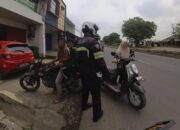 Cara Polantas di Karawang, Tegur Pemotor yang Tak Pakai Helm dengan Humanis