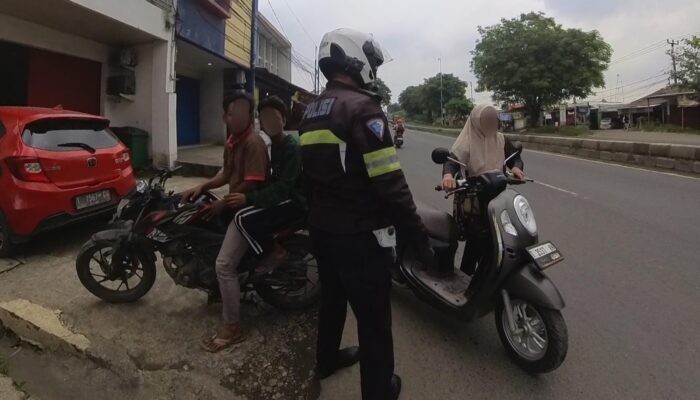 Cara Polantas di Karawang, Tegur Pemotor yang Tak Pakai Helm dengan Humanis