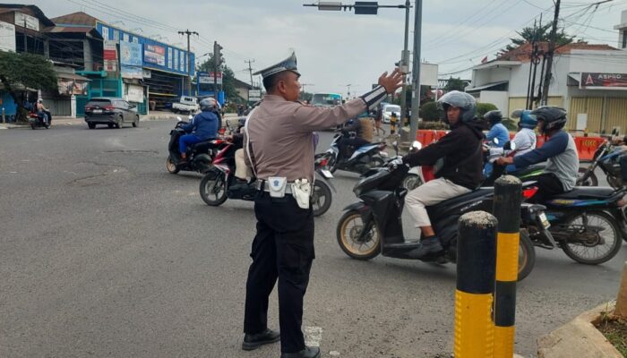 Satlantas Polres Karawang Antisipasi Kepadatan Arus Kendaraan di Jalan Raya