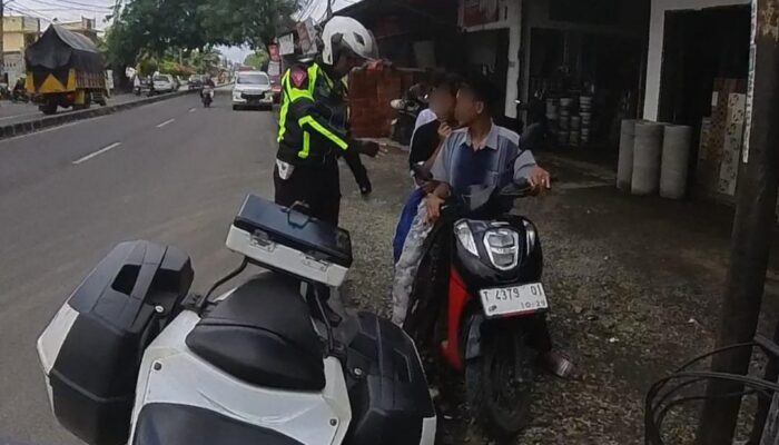 Polantas di Karawang Ingatkan Pemotor untuk Jaga Keselamatan ketika Berkendara