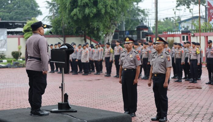 Bukti Dedikasi Anggota, Polres Karawang Gelar Upacara Kenaikan Pangkat Anggotanya