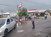Satlantas Polres Karawang Atur Arus Lalu Lintas Kendaraan di Jalan Raya