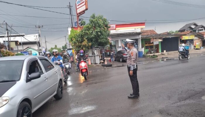 Satlantas Polres Karawang Atur Arus Lalu Lintas Kendaraan di Jalan Raya