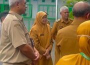 Kunjungan PLH Asda l provinsi Jawa barat kepala Dinas kesehatan kota Bandung dan camat Coblong ke SDN Tikukur kota Bandung