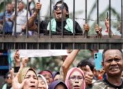Ratusan Pedagang Riuh Gembira, Usai Bupati Karawang Berhasil Buka Gerbang PT. Changsin