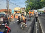 Urai Kepadatan Kendaraan, Satlantas Polres Karawang Tingkatkan Gatur Lalin