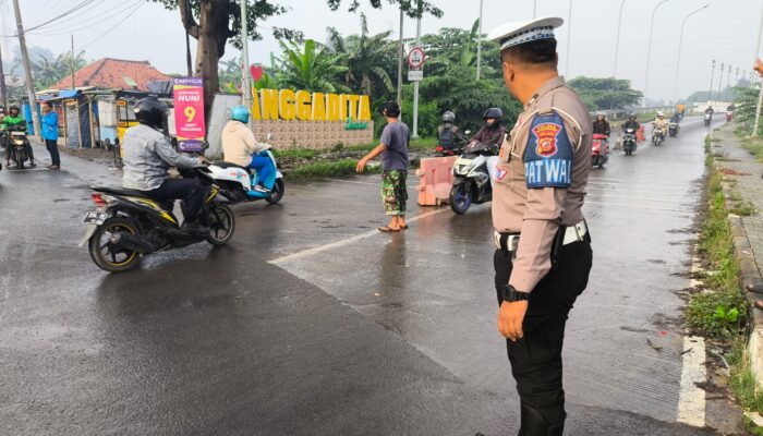 Satlantas Polres Karawang Wujudkan Ops Keselamatan Lodaya saat Atur Lalu Lintas Jalan Raya