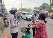 Polwan Bagikan Pamflet dan Stiker Ops Keselamatan Lodaya Kepada Warga Karawang