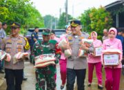 Polres Karawang  Peduli Bencana, Kapolres Bersama PJU Dan Bhayangkari Tinjau Lokasi Banjir