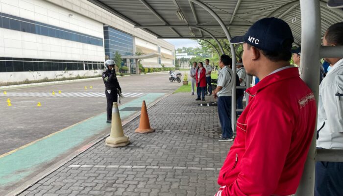 Satlantas Polres Karawang Sosialisasi Kamseltibcarlantas Kepada Karyawan Pabrik