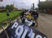 Polantas di Karawang Bantu Motor yang Mogok dengan di Derek Tali Tambang