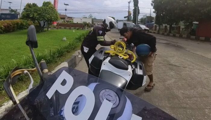Polantas di Karawang Bantu Motor yang Mogok dengan di Derek Tali Tambang