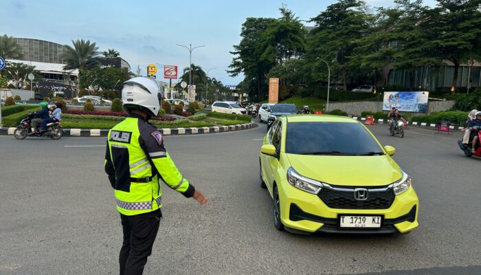 Polantas di Karawang Tingkatkan Pengaturan Lalu Lintas di Jalan Raya