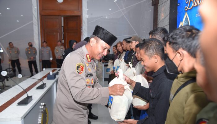 Polrestabes Bandung Berbagi Bakti Sosial Ramadhan untuk Warga yang kurang mampu.