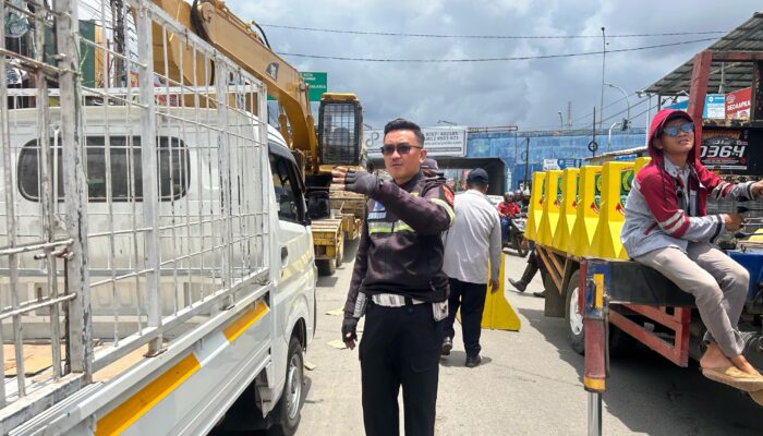Satlantas Polres Karawang Bersama Dishub Pasang Barier Beton di 2 Titik Median yang Terbuka