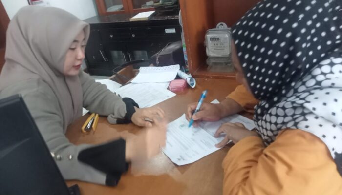 Ai Kurniasih Warga desa Cikampek Utara Ucapkan Terima Kasih kepada Baznas Karawang Atas Bantuannya