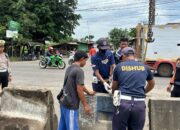 Satlantas Polres Karawang Konsisten Tutup Putaran Arah, demi Kelancaran Arus Mudik Lebaran