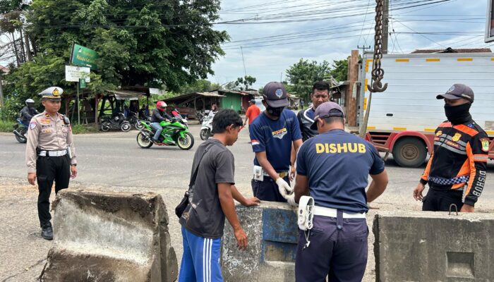 Satlantas Polres Karawang Konsisten Tutup Putaran Arah, demi Kelancaran Arus Mudik Lebaran