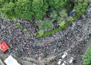 AWG Kembali Mengajak Para Tokoh Agama, ,Aksi Kemanusiaan Untuk Palestina    NurjatiNews.com| JAKARTA,. – Lembaga kemanusiaan Aqsa Working Group (AWG) menggelar Aksi Jum’at Bela Palestina setiap pekan di depan Kedutaan Besar Amerika Serikat (AS) Jakarta.  Lembaga kemanusiaan Aqsa Working Group (AWG) kembali mengajak seluruh rakyat Indonesia terutama umat Islam untuk melakukan aksi demo besar-besaran pada hari Jum’at sore 21 Maret 2025 serentak di seluruh negeri sebagai wujud pembelaan terhadap bangsa Palestina yang hingga kini masih dijajah zionis Israel.  Ajakan tersebut disampaikan Sekretaris Jenderal (Sekjen) AWG Yusuf Maulana di hadapan para ikhwan muslimin dan muslimat usai melaksanakan sholat Maghrib berjama’ah di Masjid At-Taqwa Pondok Pesantren Al-Fatah Cileungsi.  ”Sebagaimana yang telah kami lakukan setiap pekan, pada Jumat (21/3) AWG menggelar kembali aksi demo bela Palestina di depan Kedutaan Besar Amerika Serikat (AS) Jakarta. Untuk pekan kelima ini, aksi dilakukan serentak di seluruh wilayah Indonesia, sebagai respon atas pengkhianatan gencatan senjata zionis Israel di Gaza, Palestina,” kata Yusuf.  Yusuf Maulana mengungkapkan militer zionis Israel telah menggempur kembali warga Palestina yang baru kembali dari pengungsian di wilayah Gaza Utara, Tengah dan Selatan pada Selasa dini hari saat warga sedang mempersiapkan makan sahur hingga menewaskan lebih dari 400 orang dan melukai ratusan lainnya. Kebanyakan korban syahid adalah kaum wanita dan anak-anak.  Serangan membabi buta pesawat udara penjajah Israel itu dilakukan di saat perundingan gencatan senjata fase kedua sedang berlangsung. Sebelumnya Zionis Israel juga telah sepekan menutup perbatasan Rafah, dan melarang masuk bantuan kemanusiaan, sehingga mengakibatkan anak-anak di Gaza banyak yang meninggal kelaparan.  Hal itu  merupakan pelanggaran dan pengkhianatan kesepakatan gencatan senjata dengan kelompok pejuang Palestina (Hamas) yang dimulai pada19 Januari lalu.  Oleh karenanya ia mengajak para tokoh agama, mahasiswa, santri, para pejuang keadilan dan kemanusiaan, serta seluruh organisasi masyarakat yang konsen pada perjuangan kemerdekaan bangsa Palestina dan pembebasan Masjidil Al-Aqsa untuk terus melakukan aksi nyata membela saudara-saudara muslim di Gaza sebagai wujud ukhuwah Islamiyah atau solidaritas sesama muslim. Aksi yang dilakukan juga akan berlangsung damai dan aman, dengan tidak mengganggu ketertiban umum serta memberikan edukasi sebagai kegiatan utama.  “Aksi Jum’at Akbar ini harus terus dilakukan di seluruh wilayah Indonesia dengan aman tertib sampai zionis Israel hengkang dari Tanah Palestina serta para pelaku dan kolaborator genosida diseret ke pengadilan internasional,” tutup Yusuf Maulana. (*)