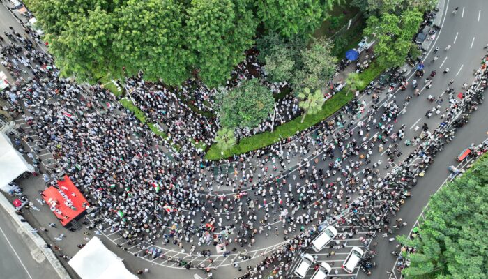 AWG Kembali Mengajak Para Tokoh Agama, ,Aksi Kemanusiaan Untuk Palestina    NurjatiNews.com| JAKARTA,. – Lembaga kemanusiaan Aqsa Working Group (AWG) menggelar Aksi Jum’at Bela Palestina setiap pekan di depan Kedutaan Besar Amerika Serikat (AS) Jakarta.  Lembaga kemanusiaan Aqsa Working Group (AWG) kembali mengajak seluruh rakyat Indonesia terutama umat Islam untuk melakukan aksi demo besar-besaran pada hari Jum’at sore 21 Maret 2025 serentak di seluruh negeri sebagai wujud pembelaan terhadap bangsa Palestina yang hingga kini masih dijajah zionis Israel.  Ajakan tersebut disampaikan Sekretaris Jenderal (Sekjen) AWG Yusuf Maulana di hadapan para ikhwan muslimin dan muslimat usai melaksanakan sholat Maghrib berjama’ah di Masjid At-Taqwa Pondok Pesantren Al-Fatah Cileungsi.  ”Sebagaimana yang telah kami lakukan setiap pekan, pada Jumat (21/3) AWG menggelar kembali aksi demo bela Palestina di depan Kedutaan Besar Amerika Serikat (AS) Jakarta. Untuk pekan kelima ini, aksi dilakukan serentak di seluruh wilayah Indonesia, sebagai respon atas pengkhianatan gencatan senjata zionis Israel di Gaza, Palestina,” kata Yusuf.  Yusuf Maulana mengungkapkan militer zionis Israel telah menggempur kembali warga Palestina yang baru kembali dari pengungsian di wilayah Gaza Utara, Tengah dan Selatan pada Selasa dini hari saat warga sedang mempersiapkan makan sahur hingga menewaskan lebih dari 400 orang dan melukai ratusan lainnya. Kebanyakan korban syahid adalah kaum wanita dan anak-anak.  Serangan membabi buta pesawat udara penjajah Israel itu dilakukan di saat perundingan gencatan senjata fase kedua sedang berlangsung. Sebelumnya Zionis Israel juga telah sepekan menutup perbatasan Rafah, dan melarang masuk bantuan kemanusiaan, sehingga mengakibatkan anak-anak di Gaza banyak yang meninggal kelaparan.  Hal itu  merupakan pelanggaran dan pengkhianatan kesepakatan gencatan senjata dengan kelompok pejuang Palestina (Hamas) yang dimulai pada19 Januari lalu.  Oleh karenanya ia mengajak para tokoh agama, mahasiswa, santri, para pejuang keadilan dan kemanusiaan, serta seluruh organisasi masyarakat yang konsen pada perjuangan kemerdekaan bangsa Palestina dan pembebasan Masjidil Al-Aqsa untuk terus melakukan aksi nyata membela saudara-saudara muslim di Gaza sebagai wujud ukhuwah Islamiyah atau solidaritas sesama muslim. Aksi yang dilakukan juga akan berlangsung damai dan aman, dengan tidak mengganggu ketertiban umum serta memberikan edukasi sebagai kegiatan utama.  “Aksi Jum’at Akbar ini harus terus dilakukan di seluruh wilayah Indonesia dengan aman tertib sampai zionis Israel hengkang dari Tanah Palestina serta para pelaku dan kolaborator genosida diseret ke pengadilan internasional,” tutup Yusuf Maulana. (*)