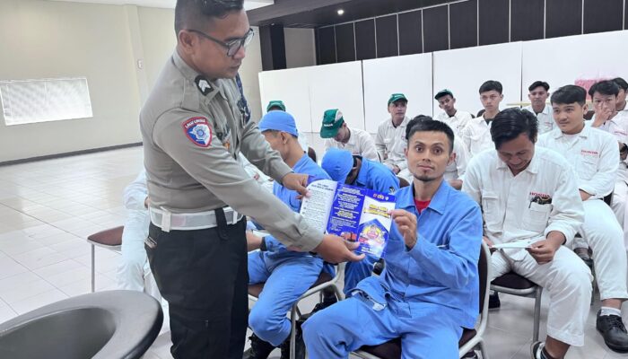 Ops Ketupat Lodaya 2025, Satlantas Polres Karawang Gaungkan Layanan Hotline Mudik Polri 110