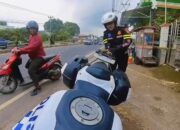 Polisi di Karawang Bantu Derek Motor, Alami Mogok saat Mudik Lebaran