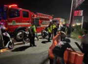Polantas di Karawang Pasang Water Barrier di Titik Strategis Jalan Raya Bersama Damkar