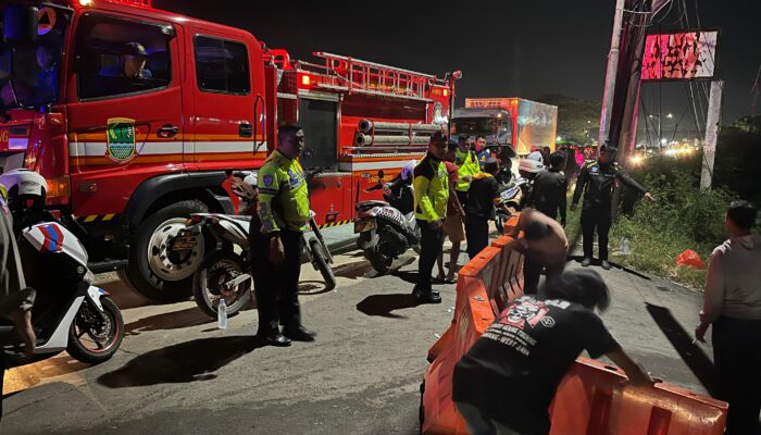 Polantas di Karawang Pasang Water Barrier di Titik Strategis Jalan Raya Bersama Damkar
