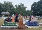 Setelah sholat Ied Warga desa Sumurgede Karawang Banyak  yang Berziarah ke makam keluarga Yang sudah meninggal dunia