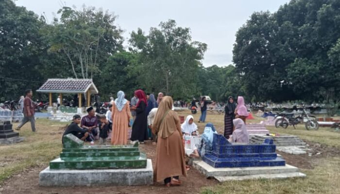 Setelah sholat Ied Warga desa Sumurgede Karawang Banyak  yang Berziarah ke makam keluarga Yang sudah meninggal dunia