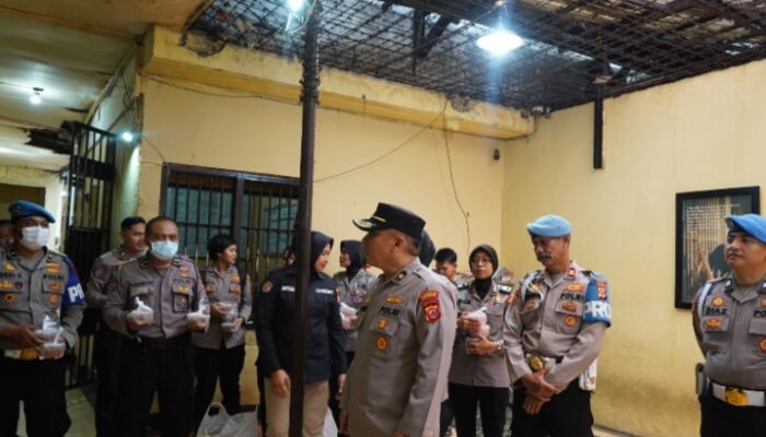 Tahanan Polrestabes Bandung dibagi Takjil Gratis Senyum Bahagia di bulan Suci Ramadhan