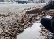 Pipa PDAM Bocor Akibat Penggalian Jet Hammer di Depan SPBU Arah Tol Karawang .