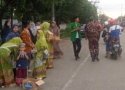 MWC NU Cikampek Adakan Berbagi Takjil di Pertigaan Jalan Kecamatan Cikampek Karawang