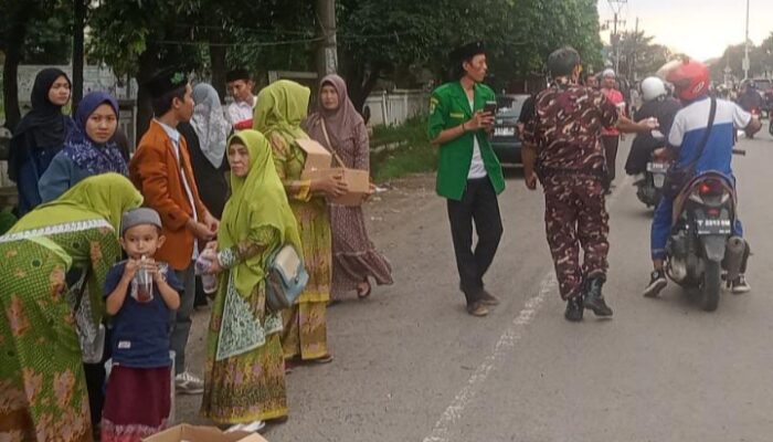MWC NU Cikampek Adakan Berbagi Takjil di Pertigaan Jalan Kecamatan Cikampek Karawang