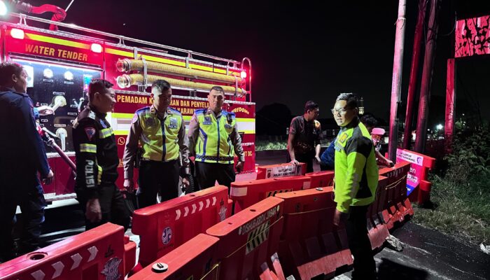 Hadapi Libur Lebaran, Polantas di Karawang Pasang Water Barrier di Titik Strategis